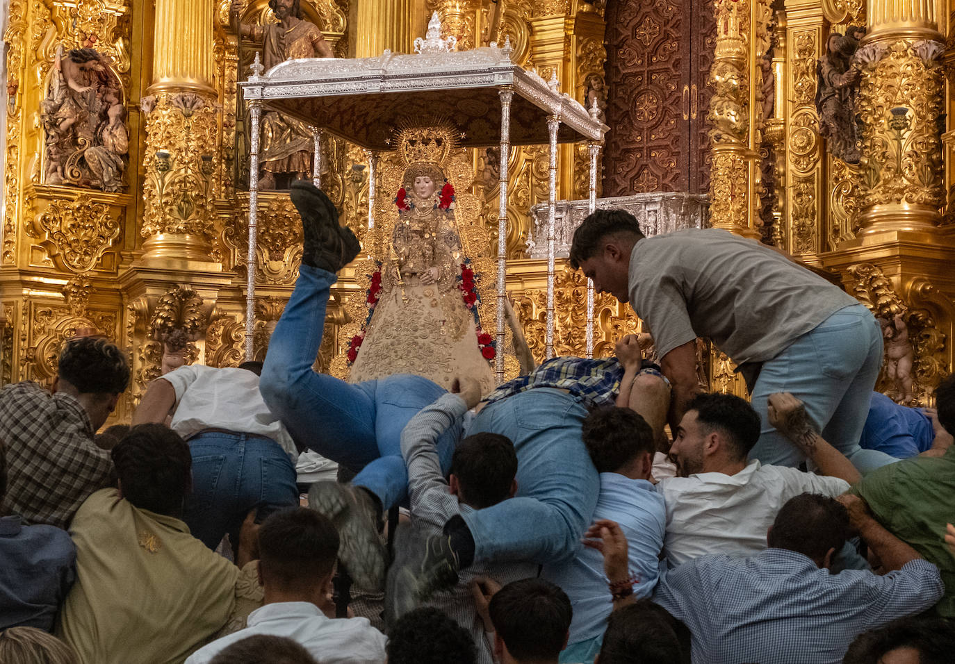 Fervor y emoción en el salto de la reja de la Virgen del Rocío 2024