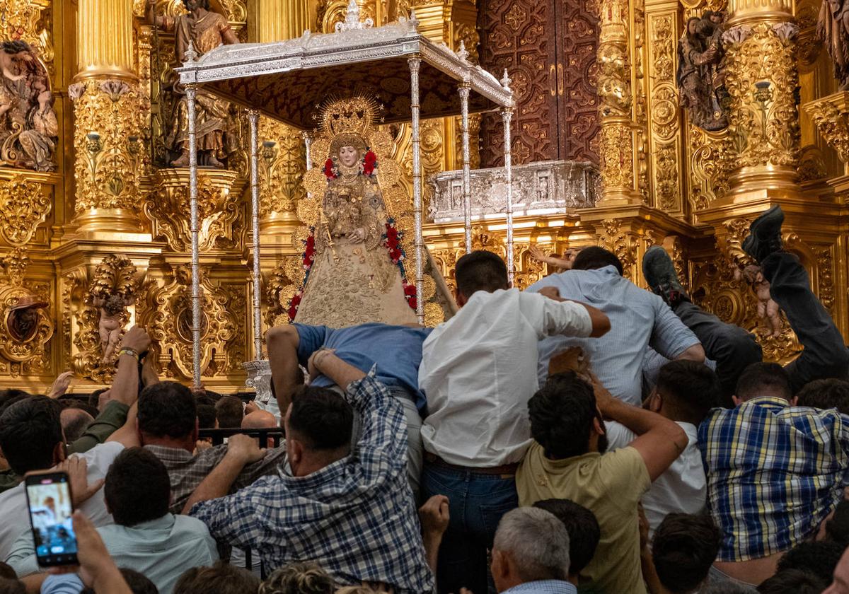 Fervor y emoción en el salto de la reja de la Virgen del Rocío 2024