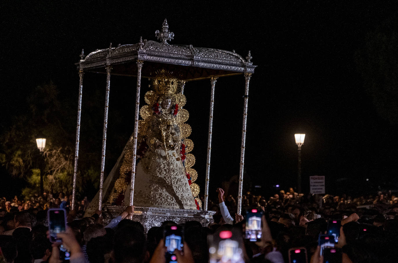 Fervor y emoción en el salto de la reja de la Virgen del Rocío 2024