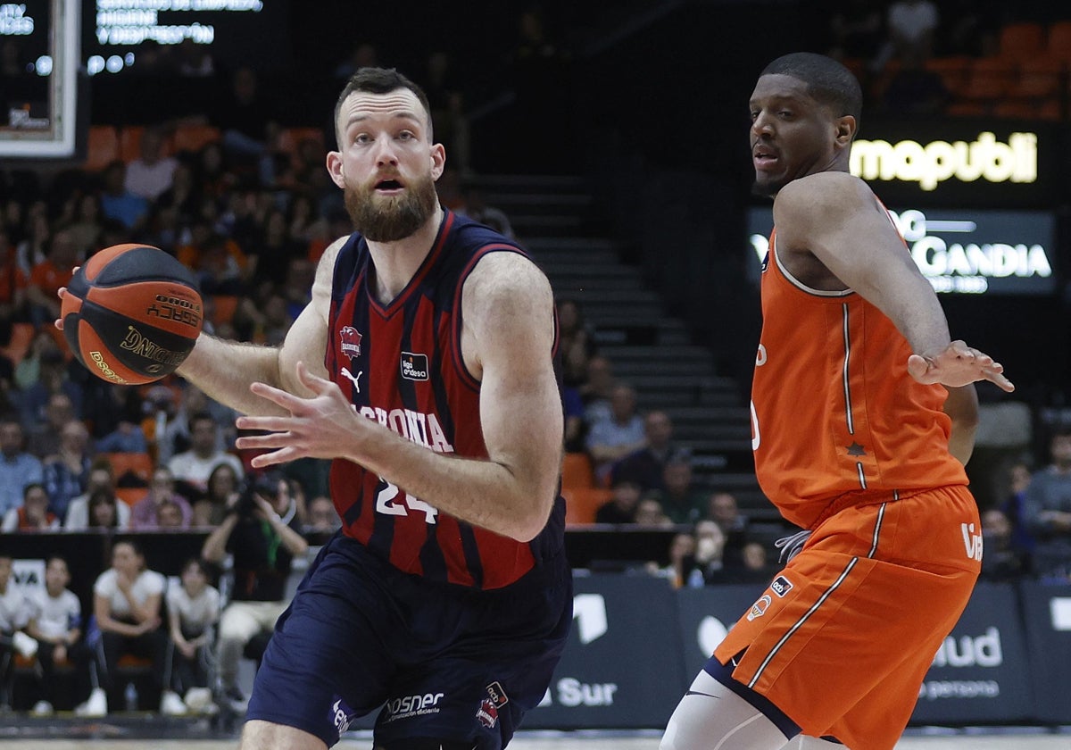 Matt Costello ataca la defensa de Inglis durante un partido.