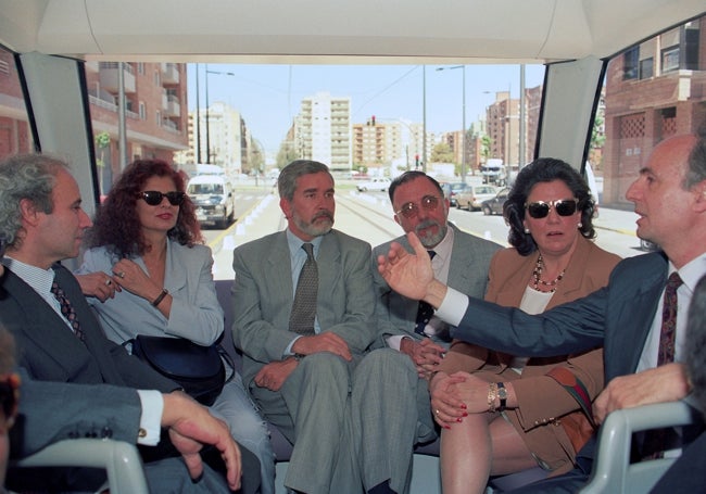 Autoridades políticas en el viaje inaugiral del tranvía el 21 de mayo de 1994.