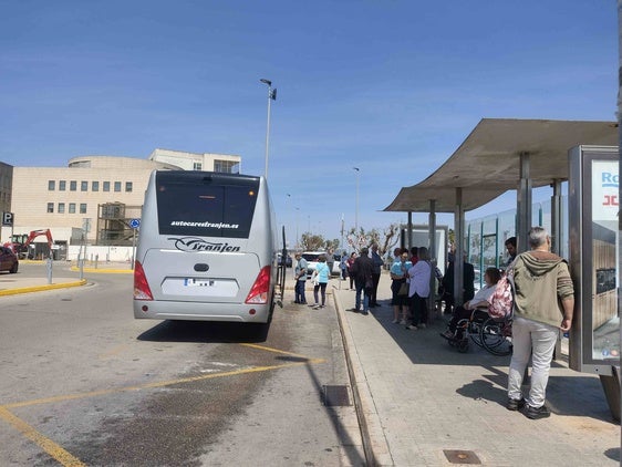 Uno de las actuales líneas de bus al Hospital de la Ribera.