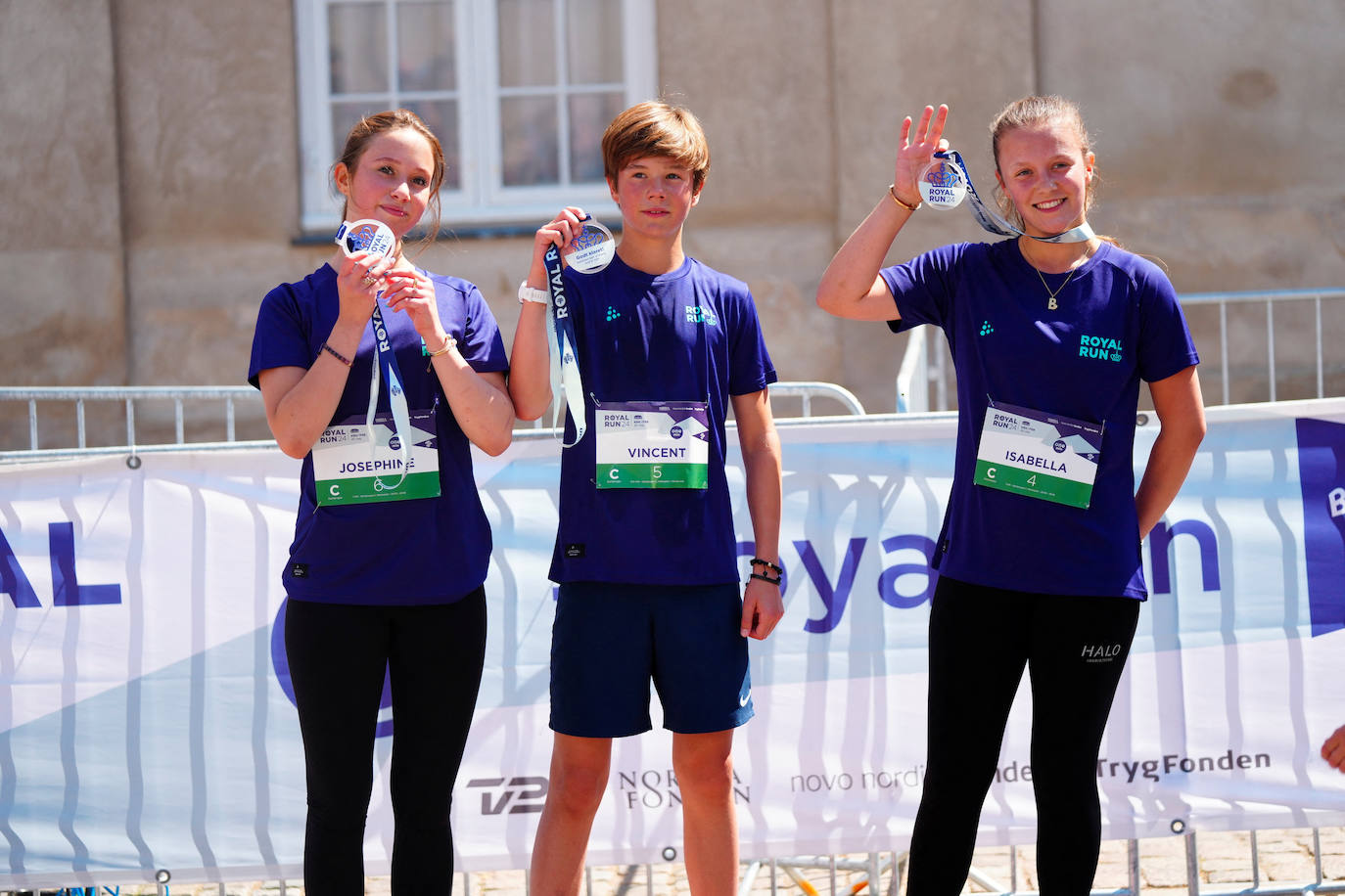 La princesa Josephine, el príncipe Vincent y la princesa Isabella, hijos de los reyes de Dinamarca, junto a sus medallas.