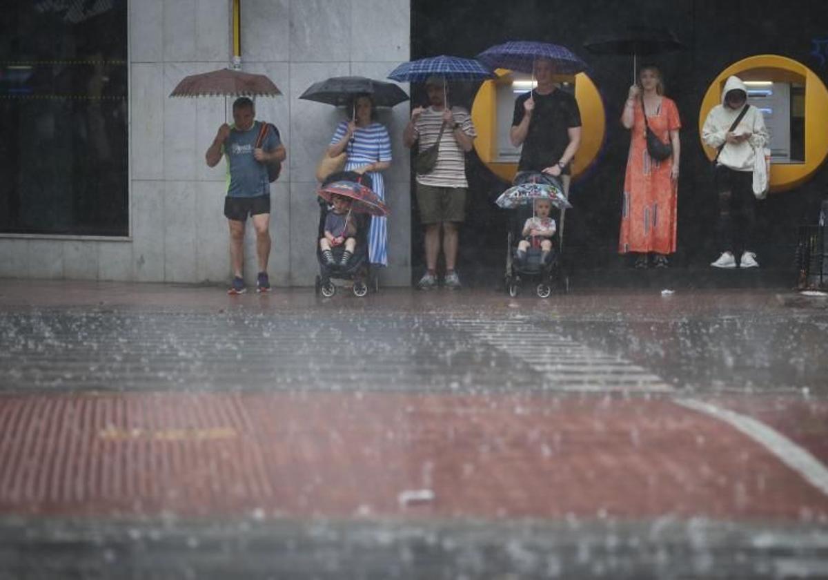 Aemet activa una doble alerta amarilla por lluvias y tormentas este martes en la Comunitat