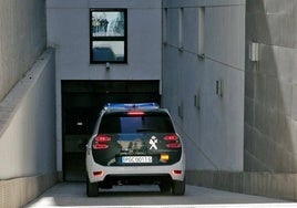 Un vehículo de la Guardia Civil entrando al juzgado de Paterna en una imagen de archivo.