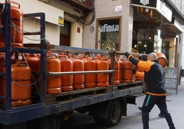 Un trabajador carga una bombona de butano.