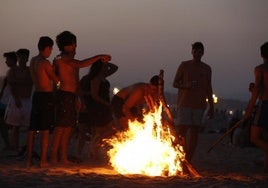 Un grupo celebra San Juan ante una hoguera, en una imagen de archivo.