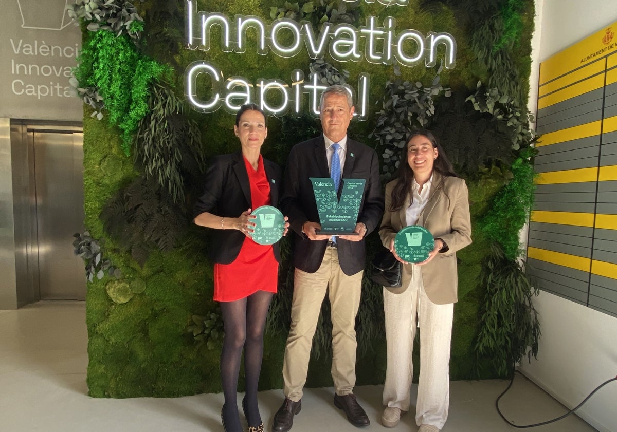 Imagen principal - Frncisco Contreras, Cristina Álvarez y MAría Landeira del parador de El Saler; Eduardo Nogués, consejero ejecutivo de L'Oceanogràfic y Francisco José Corredor, director del hotel Valencia Palace.