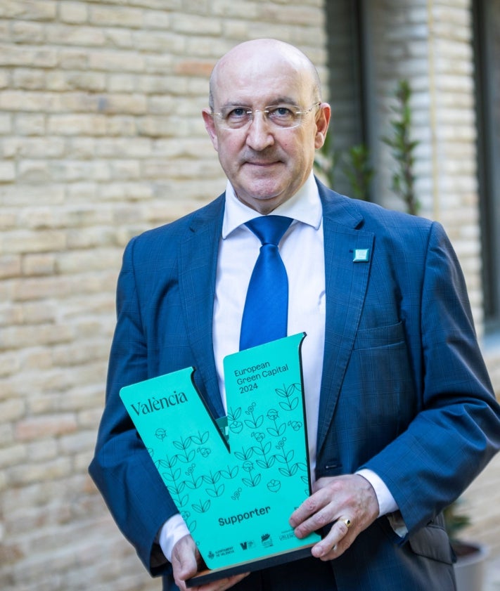 Imagen secundaria 2 - Frncisco Contreras, Cristina Álvarez y MAría Landeira del parador de El Saler; Eduardo Nogués, consejero ejecutivo de L'Oceanogràfic y Francisco José Corredor, director del hotel Valencia Palace.