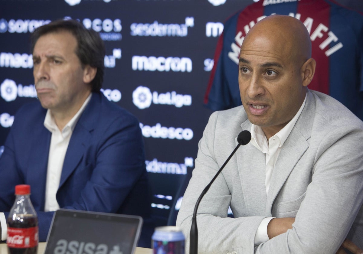 Nafti, en su presentación como entrenador del Levante, junto a Felipe Miñambres.