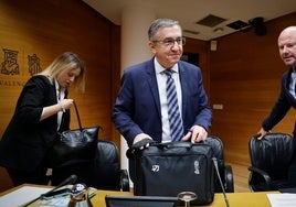 El conseller Rovira, en una comisión de Les Corts.