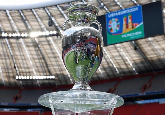 El trofeo de la Eurocopa expuesto en el césped del Allianz Arena.