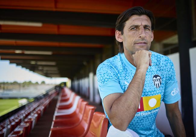 Miguel Ángel Angulo posando en el Estadio Antonio Puchades, de la Ciudad Deportiva de Paterna.