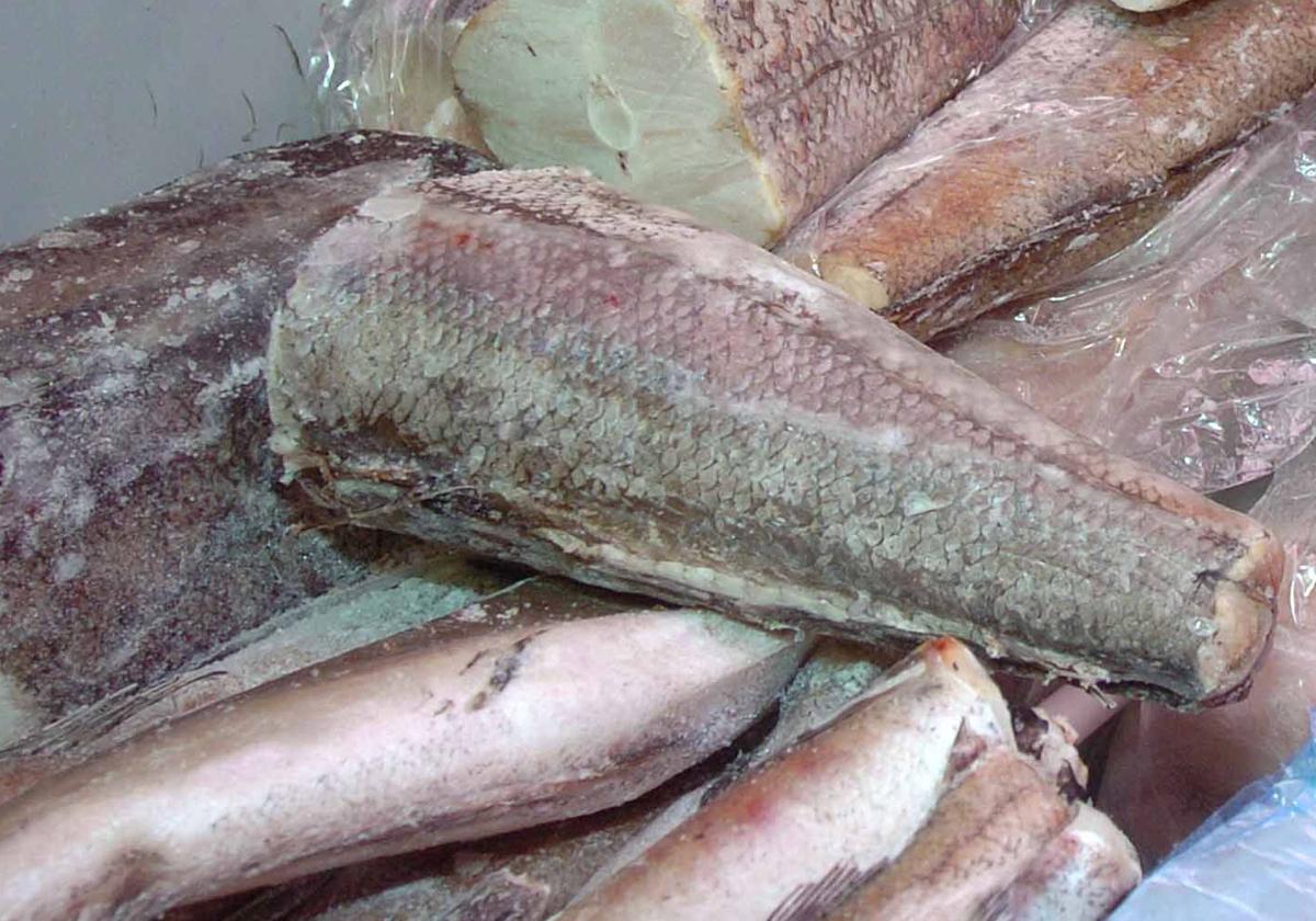 Pescado congelado en un mercado.