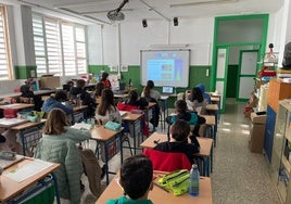 Unos alumnos en un aula.