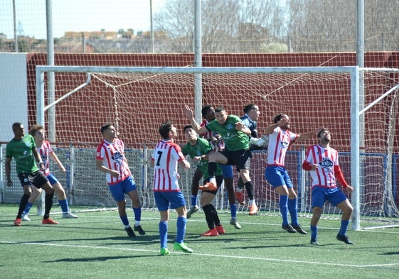 Jugadores del Calpe y Jávea durante un partido de esta temporada.