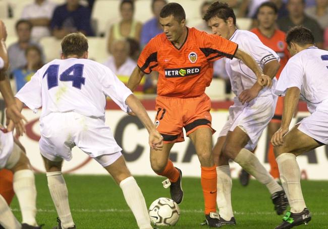 Adrian Ilie en una jugada con el Valencia CF frente al Chernomorets.