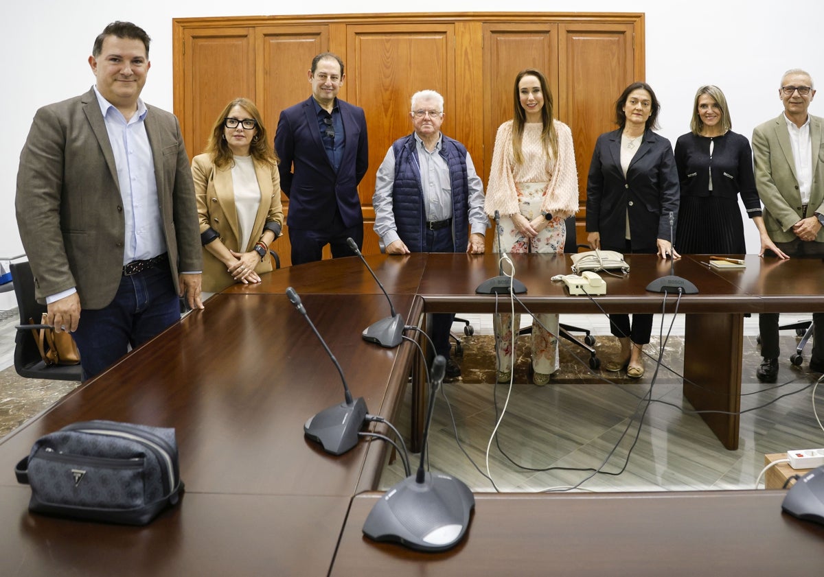 Imagen principal - Componentes del jurado del concurso de la falla municipal grande y los concejales Santiago Ballester y Mónica Gil.