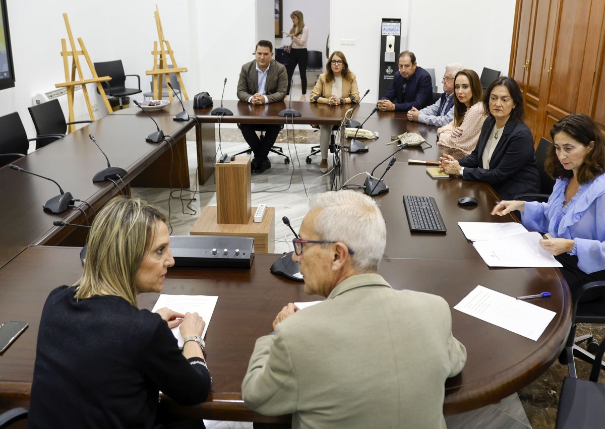 Imagen secundaria 1 - Componentes del jurado del concurso de la falla municipal grande y los concejales Santiago Ballester y Mónica Gil.