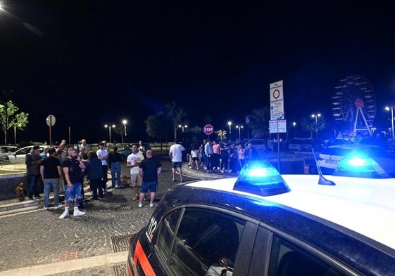 Decenas de personas en la calle tras el enjambre de terremotos.