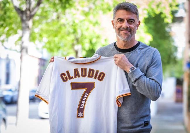 Claudio 'Piojo' López posando con una camiseta de su etapa en el Valencia CF.