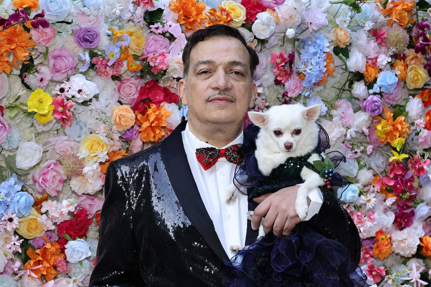 Anthony Rubio, creador del desfile, junto a su perro.