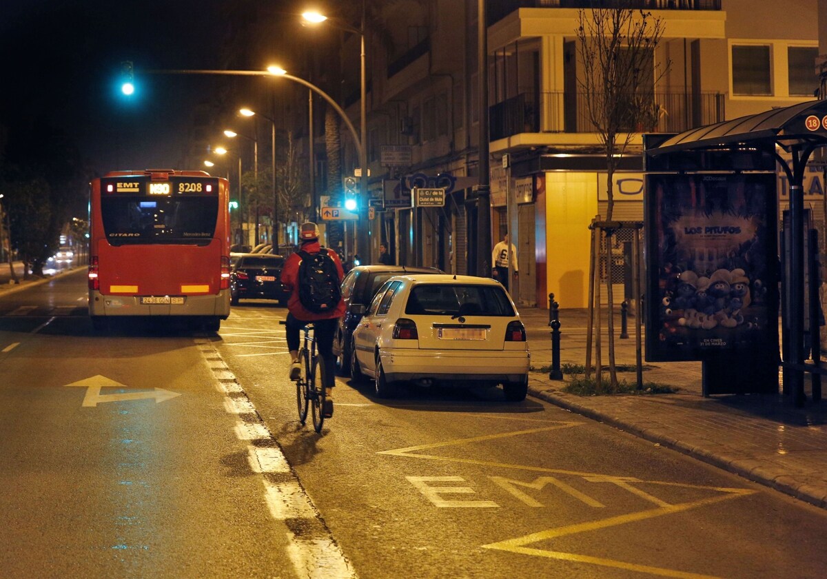 Siete de cada diez multas por el mal uso del carril bus en Valencia es por aparcar el vehículo