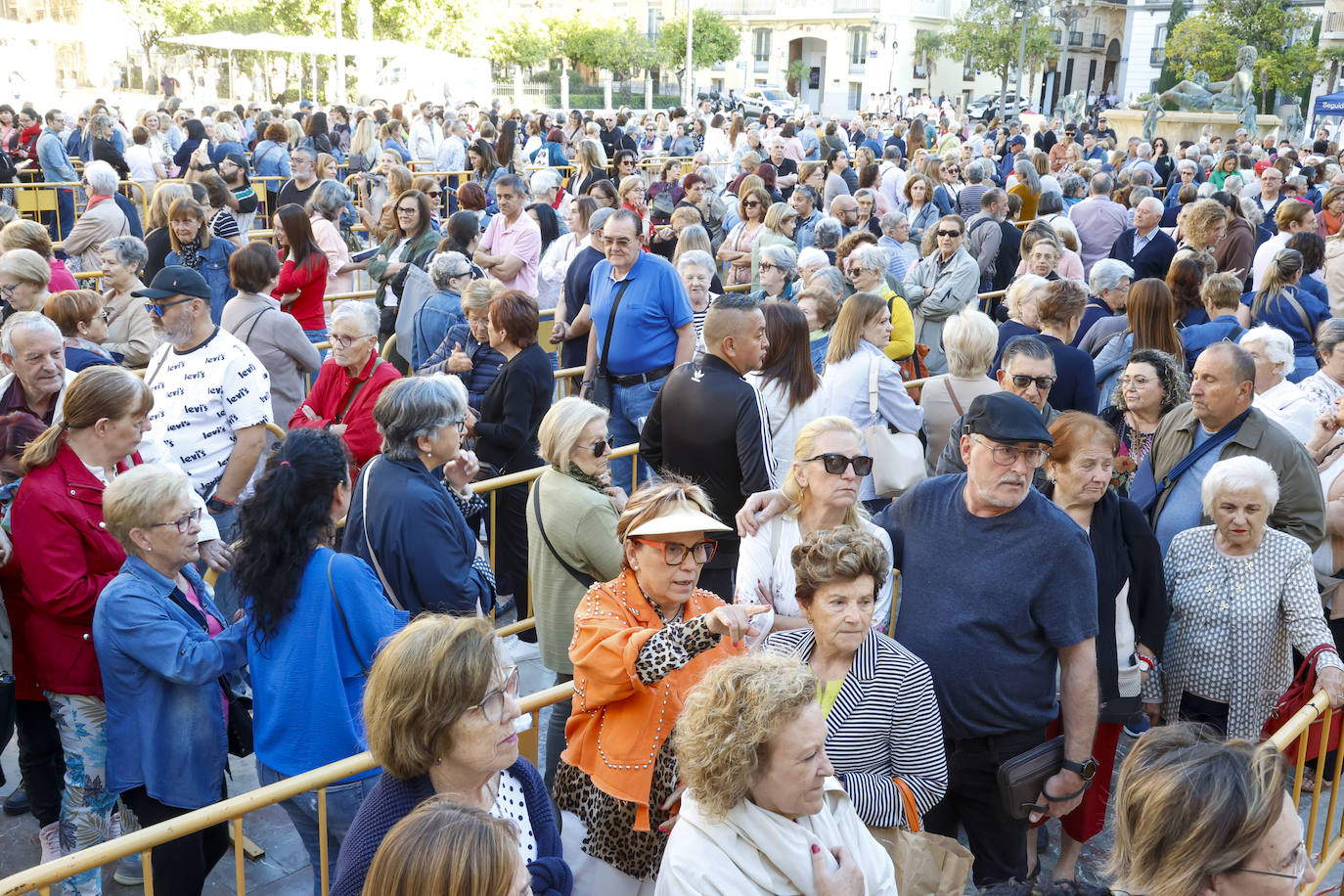 Cientos de valencianos acuden en masa al Besamanos de la Mare de Déu