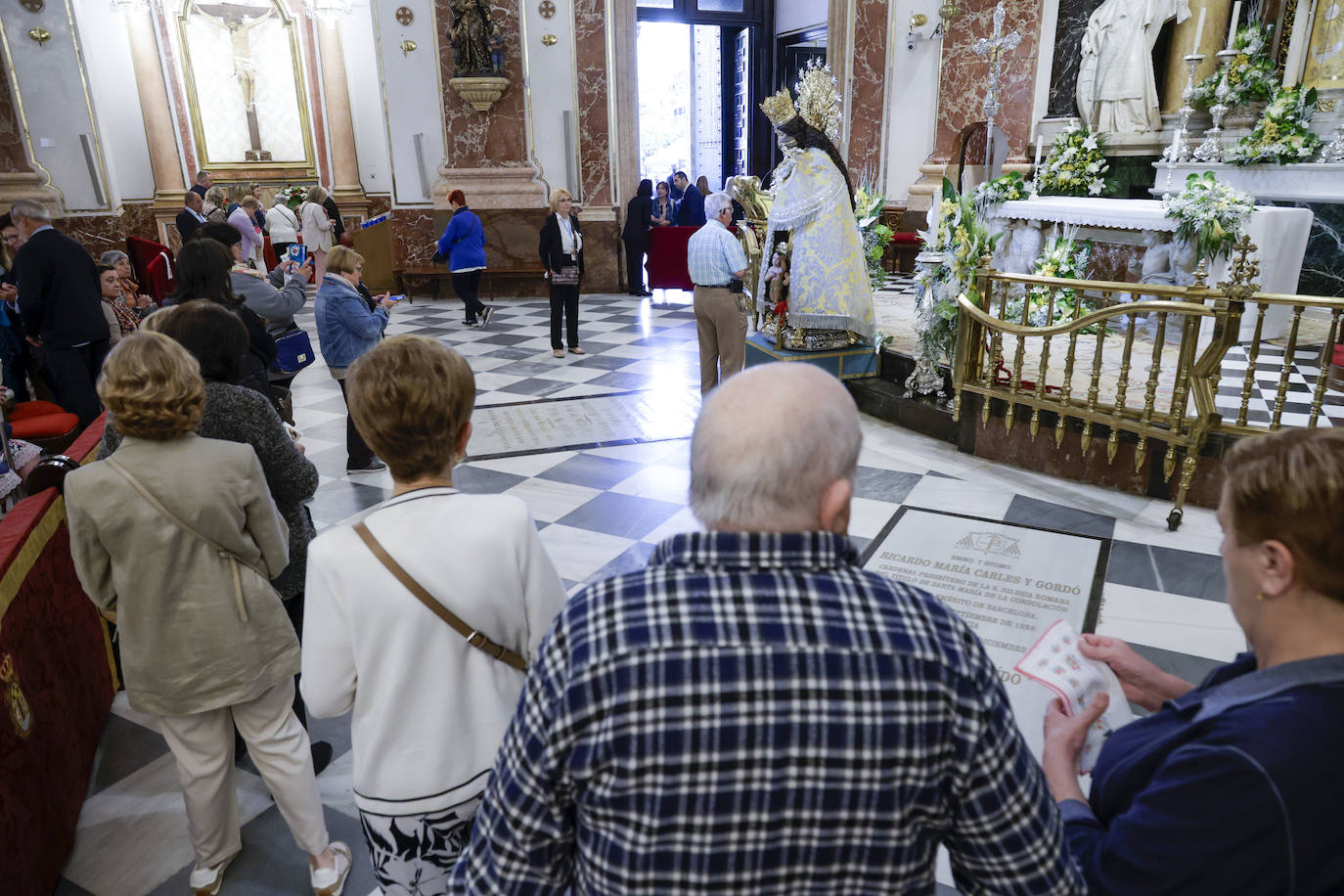 Cientos de valencianos acuden en masa al Besamanos de la Mare de Déu