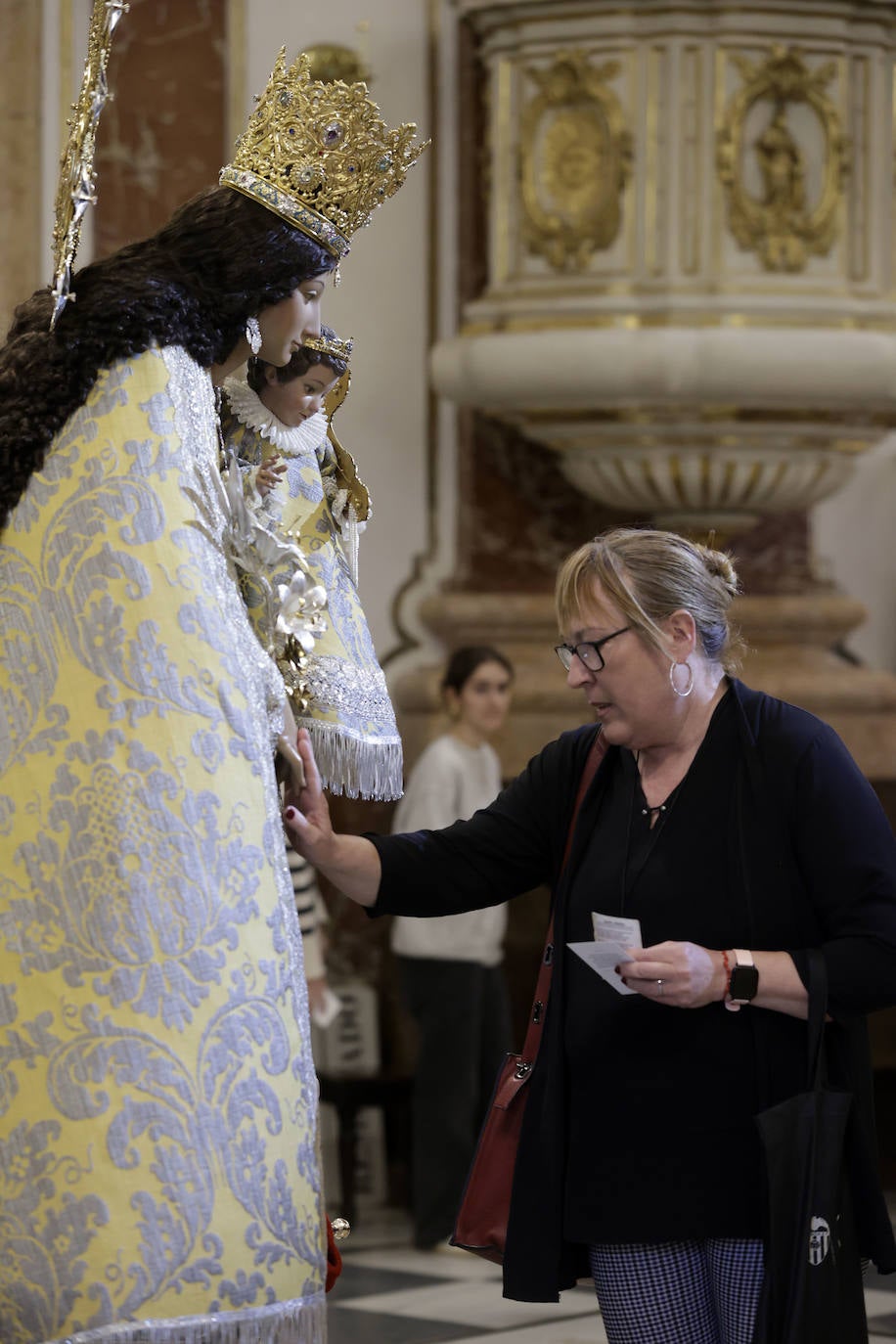 Cientos de valencianos acuden en masa al Besamanos de la Mare de Déu