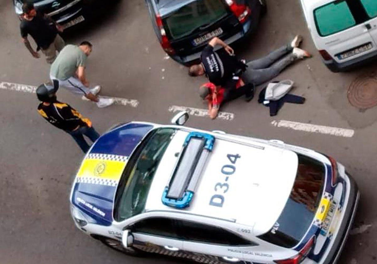 Un policía local detiene al homicida después de que se tumbara en el suelo.