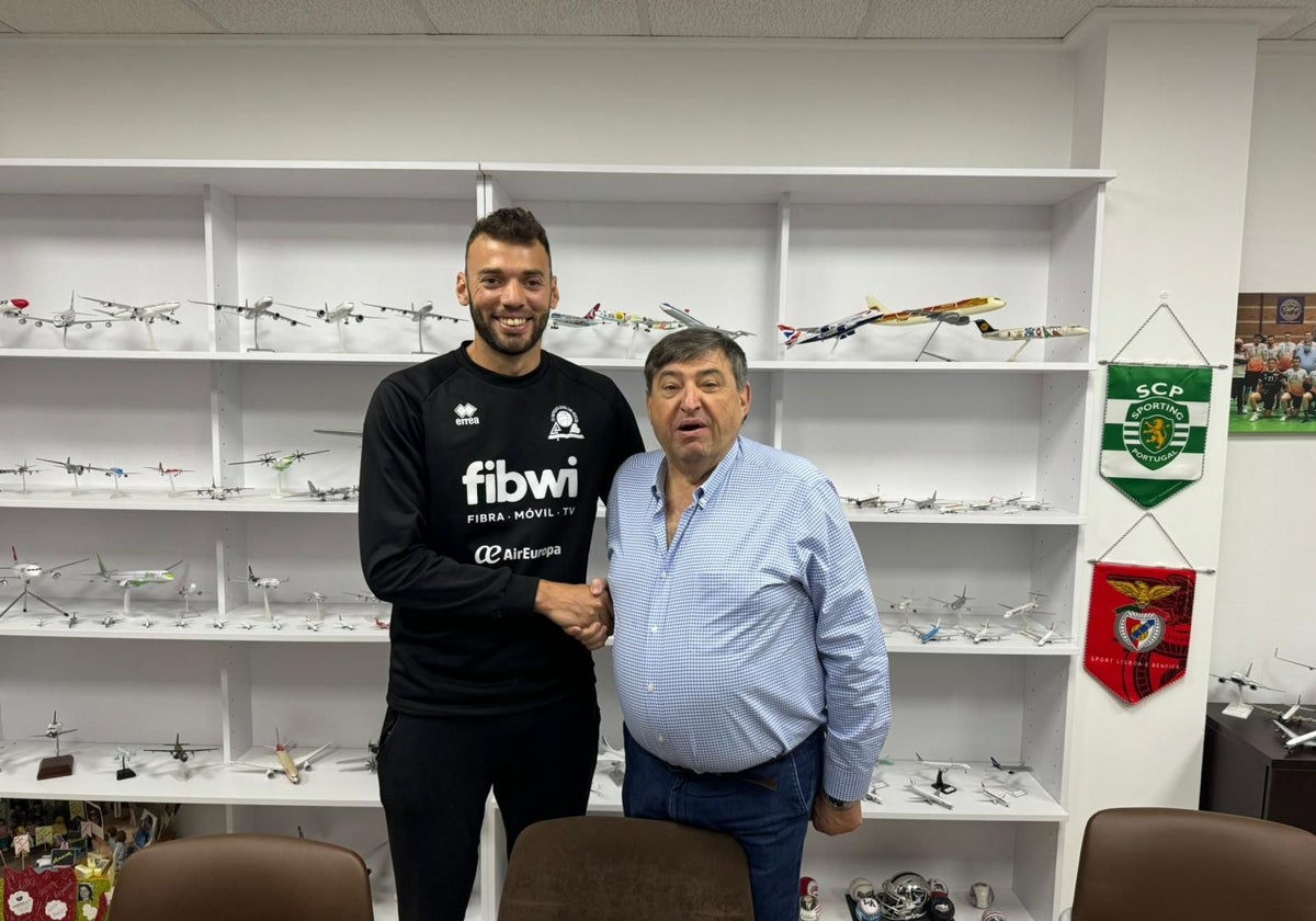 Scarpin estrecha la mano de Manuel Clemente tras firmar su nuevo contrato.