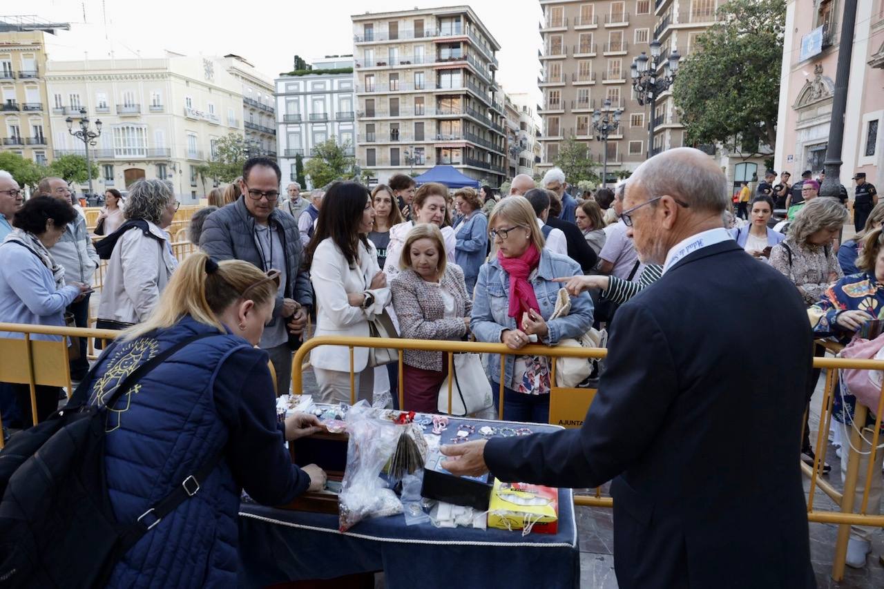 Cientos de valencianos acuden en masa al Besamanos de la Mare de Déu