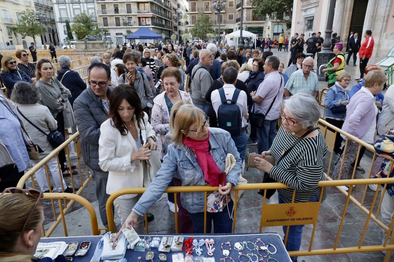 Cientos de valencianos acuden en masa al Besamanos de la Mare de Déu