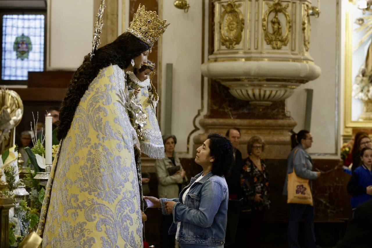 Cientos de valencianos acuden en masa al Besamanos de la Mare de Déu