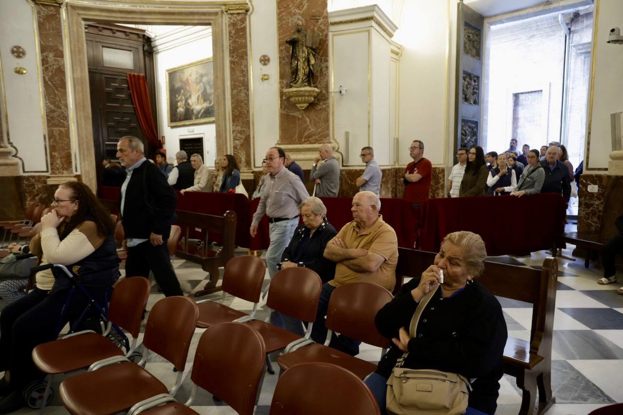 Cientos de valencianos acuden en masa al Besamanos de la Mare de Déu