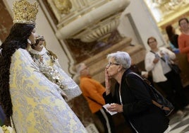 Cientos de valencianos acuden en masa al Besamanos de la Mare de Déu