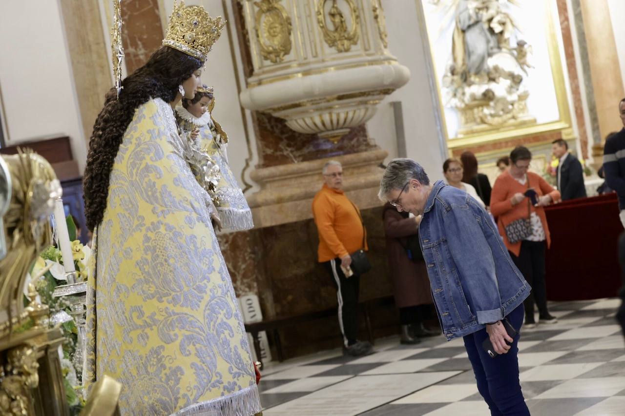 Cientos de valencianos acuden en masa al Besamanos de la Mare de Déu