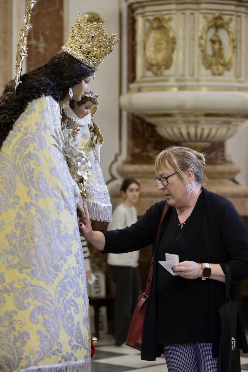 Cientos de valencianos acuden en masa al Besamanos de la Mare de Déu