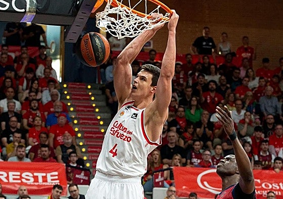 Jaime Pradilla machaca el aro ante el pívot senegalés Moussa Diagne.