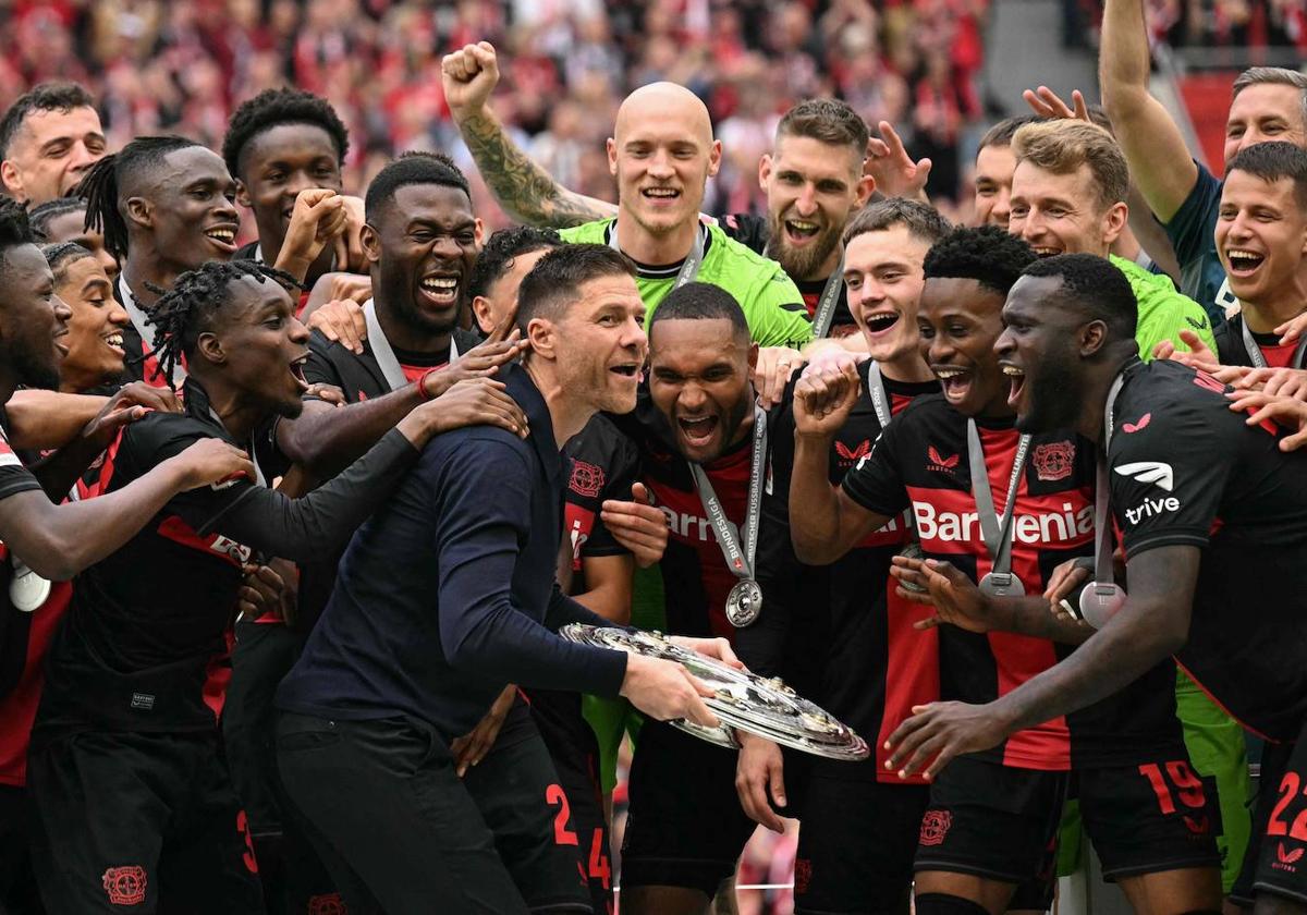 Xabi Alonso recibe junto a su plantilla del Bayer Leverkusen el trofeo de la Bundesliga tras el duelo ante el Augsburgo.