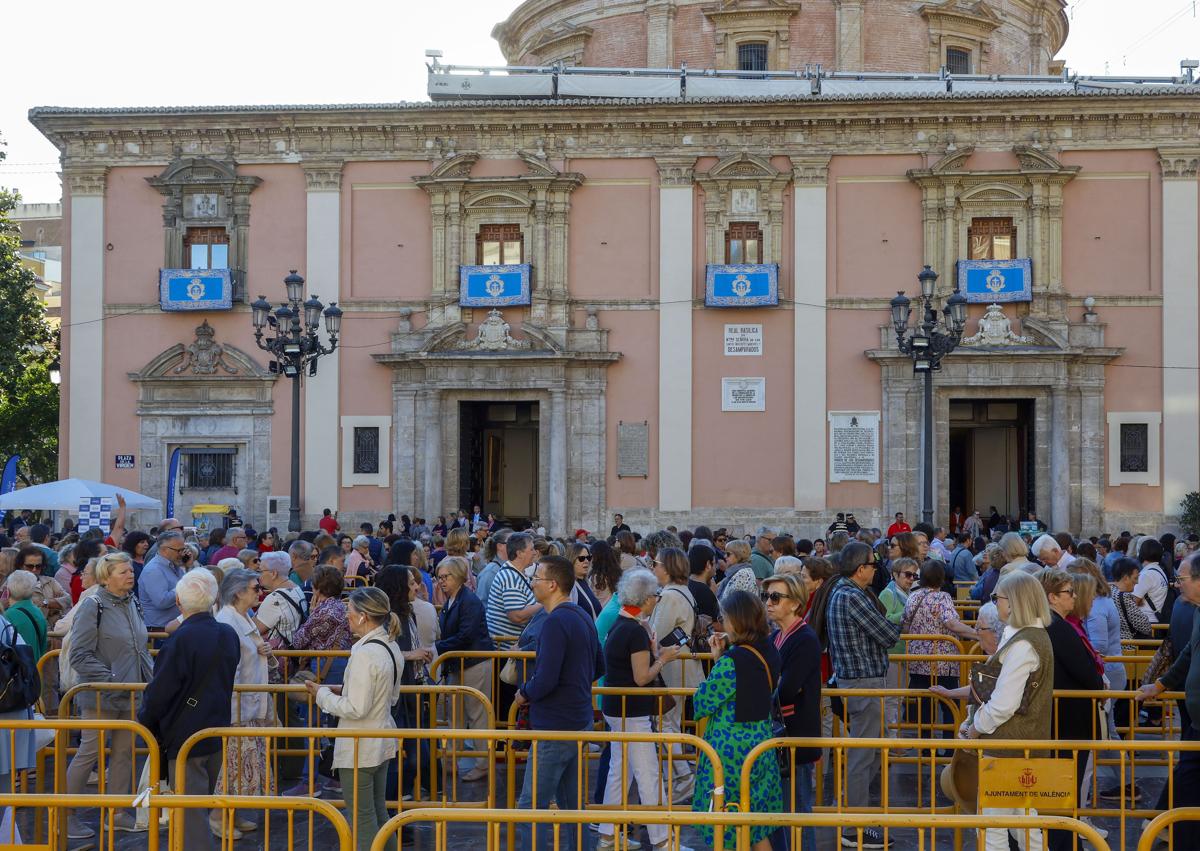 Imagen secundaria 1 - Acto del Besamanos en el interior de la Basílica y en la plaza de la Virgen.