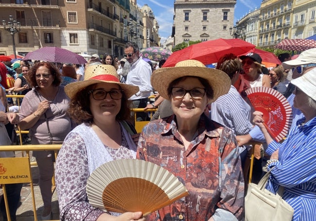 María Antonia Palazón y Consuelo Cervera, vecinas de Alfarp, con abanicos y sombreros ante las altas temperaturas.