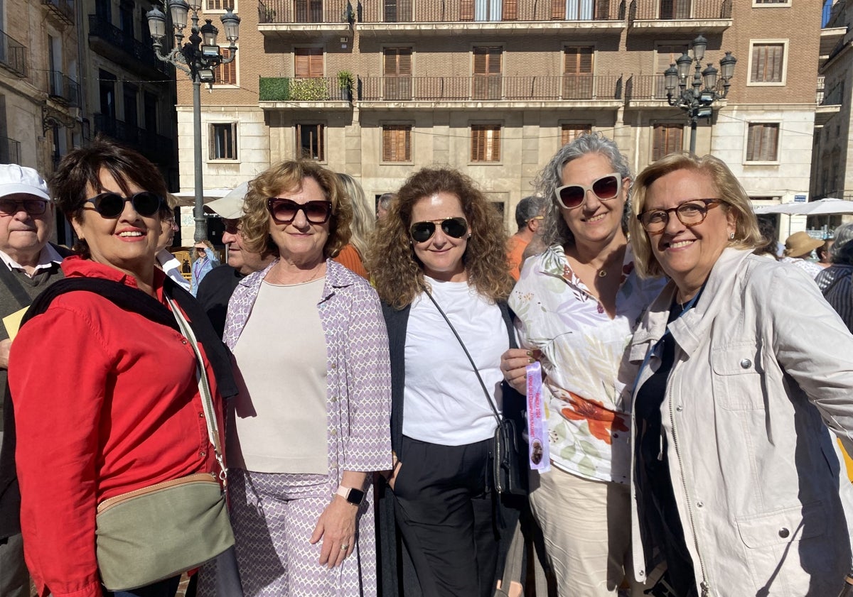 Imagen principal - Falleras de Mayor-Moraira; Alejandra González e Isabel Mazcuñan, vecinas de Mislata, y Emiliano Martínez, que pide la paz del mundo.