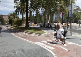 Paso de peatón sobre un carril bici en Valencia.