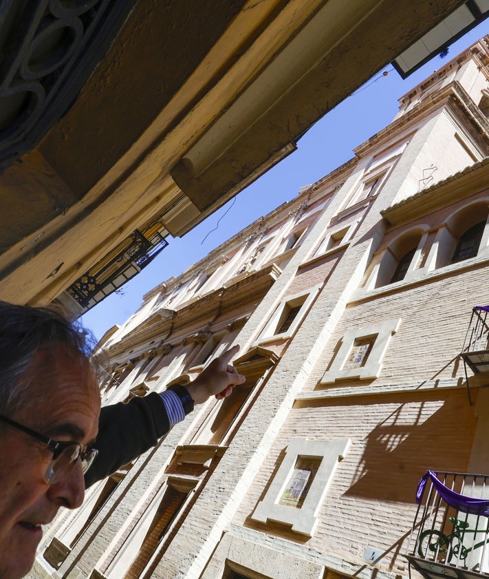 Imagen secundaria 2 - Tejas de la cúpula, campanario y Luis Tatay, responsable de patrimonio de Escuelas Pías, señalando el campanario.