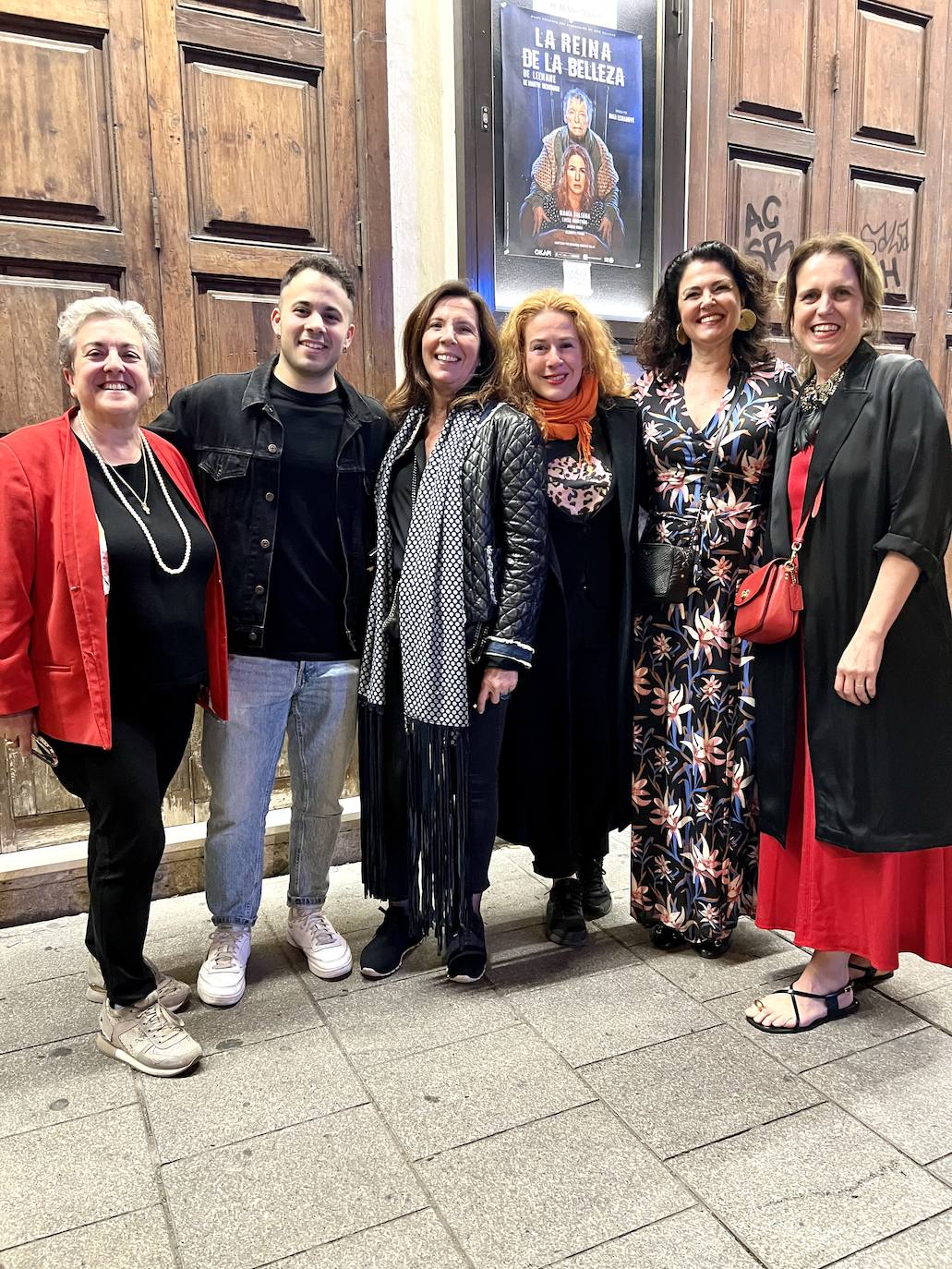 Esther López, Alberto Fraga, Cuchita Lluch, Lucía Quintana, Bego Lluch y Alicia López en el estreno de 'La reina de la belleza'.