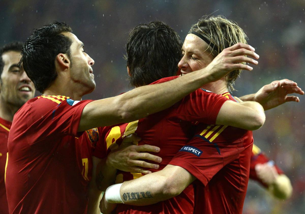 Arbeloa y David Silva celebran con Fernando Torres en la Euro 2012. Imagen de archivo.