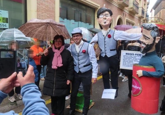 Moisés Laguardia, con una seguidora ante el judas con el que le homenajearon en Alfaro en Semana Santa..