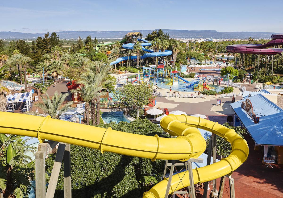 Toboganes en el parque acuático de Port Aventura.